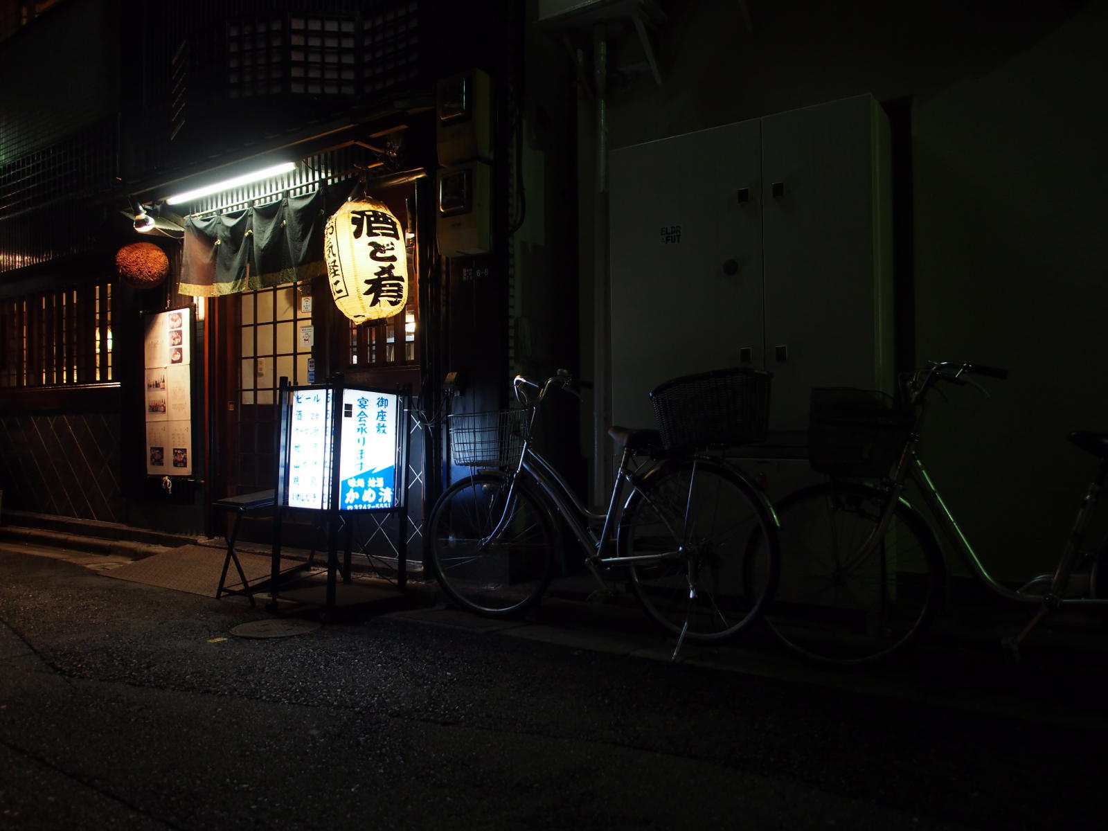 Tokyo, Japan : Urban Landscapes : Dust and Mud - Photography by Dana L. Thomas